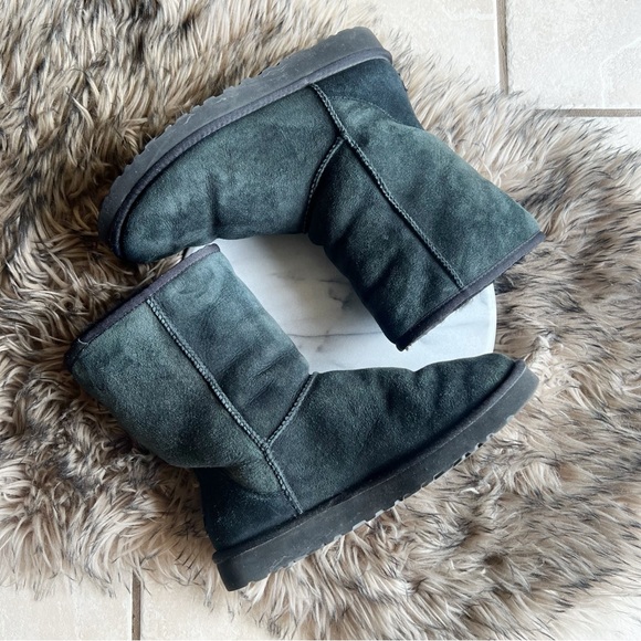 UGG Australia Classic Short Boot - Picture 1 of 14